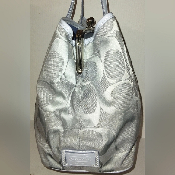 ~Like New~ Stunning COACH Signature Stripe XL Ice Blue Framed Kisslock Satchel~ - Picture 4 of 16